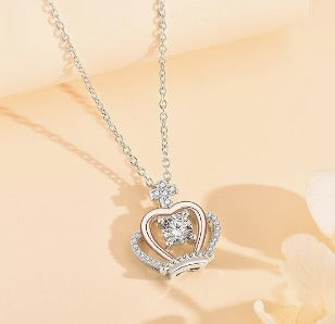 Collar con colgante de corona