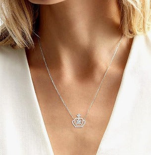 Collar con colgante de corona