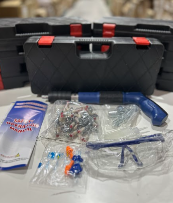 Pistola de clavos con accesorios