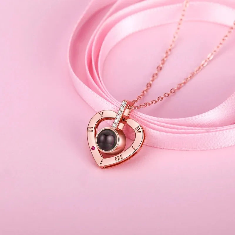 Collar en forma de corazón con Amor Eterno en 100 idiomas