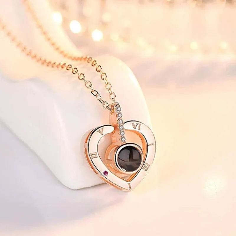Collar en forma de corazón con Amor Eterno en 100 idiomas