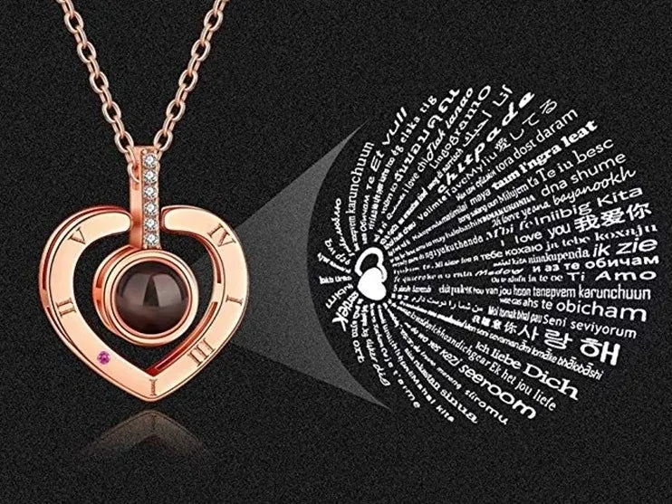Collar en forma de corazón con Amor Eterno en 100 idiomas