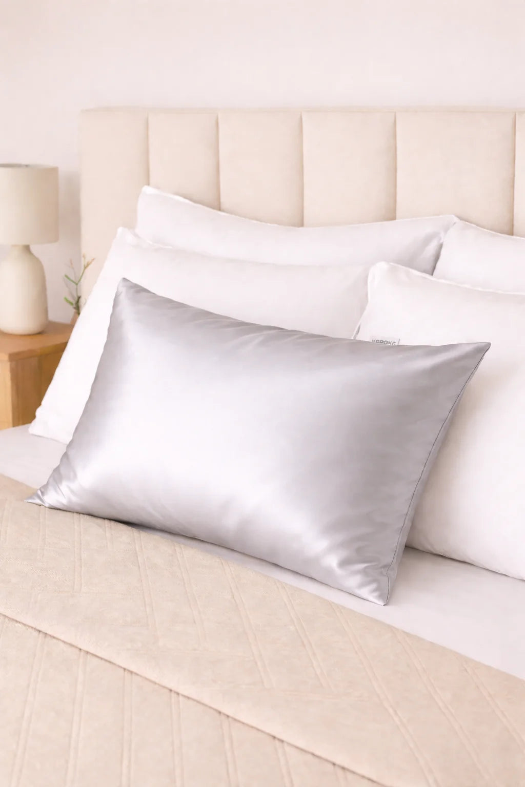Funda de almohada satén gris para modelo