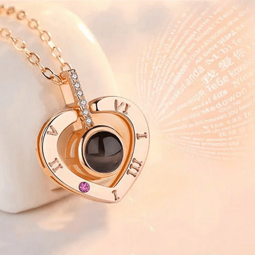 Collar en forma de corazón con Amor Eterno en 100 idiomas