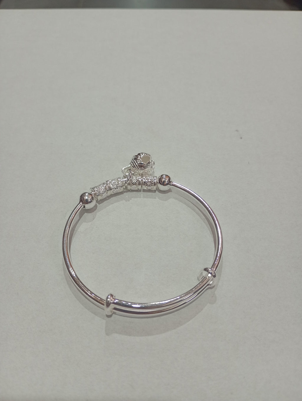 Pulsera chapada en plata con abalorios
