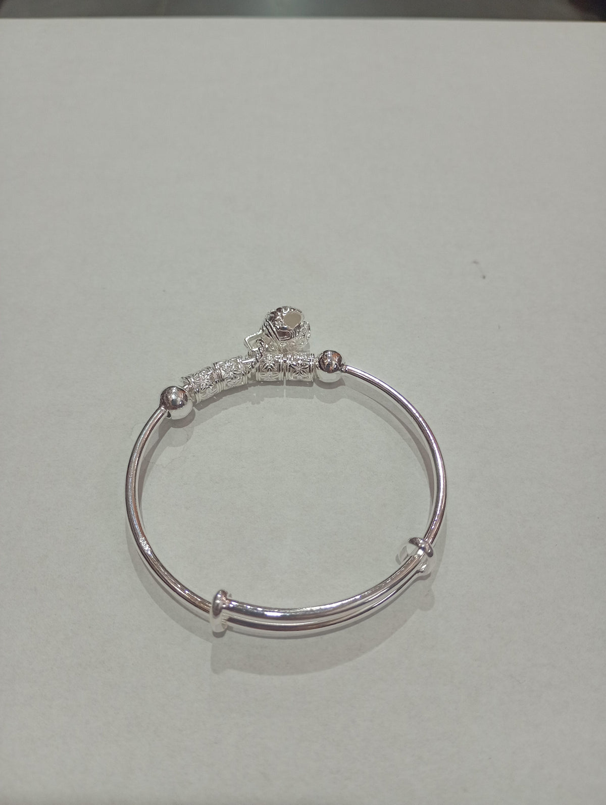 Pulsera chapada en plata con abalorios