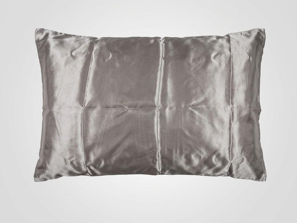 Funda de almohada satén gris para modelo